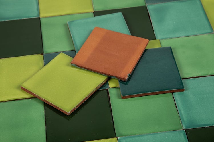 Quadratische Fliesen in verschiedenen Grünnuancen