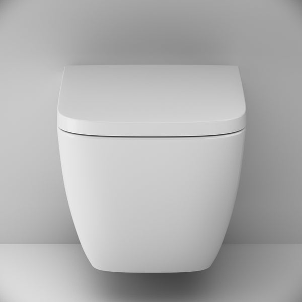 Wandhängendes WC mit passendem WC-Sitz in modernem, eckigem Design aus Sanitärkeramik.