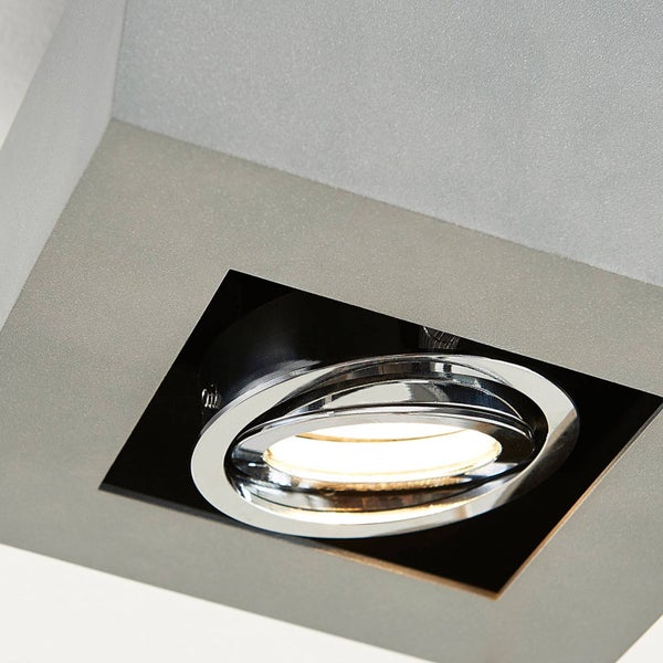 Deckeneinbaustrahler mit schwenkbarem Chromring