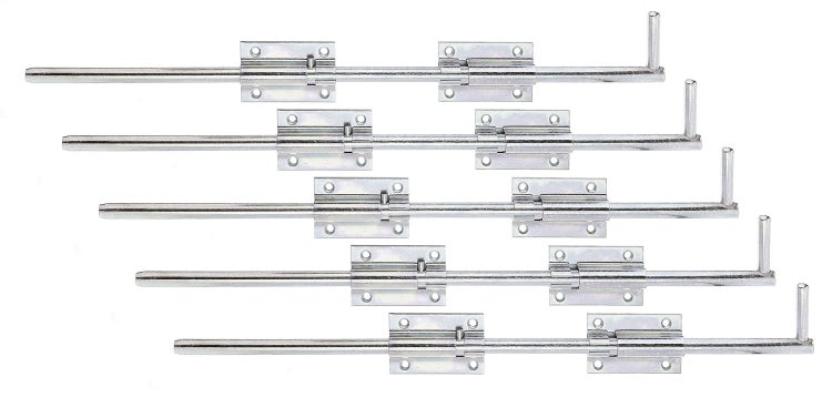 Fünf vernickelte Metallriegel mit Führung und Griff zum Verschließen von Türen und Fenstern.