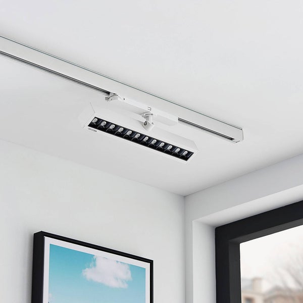 Weiße LED-Schienenleuchte mit 12 Strahlern, montiert an einem Schienensystem an der Decke in einem hellen, modernen Raum.