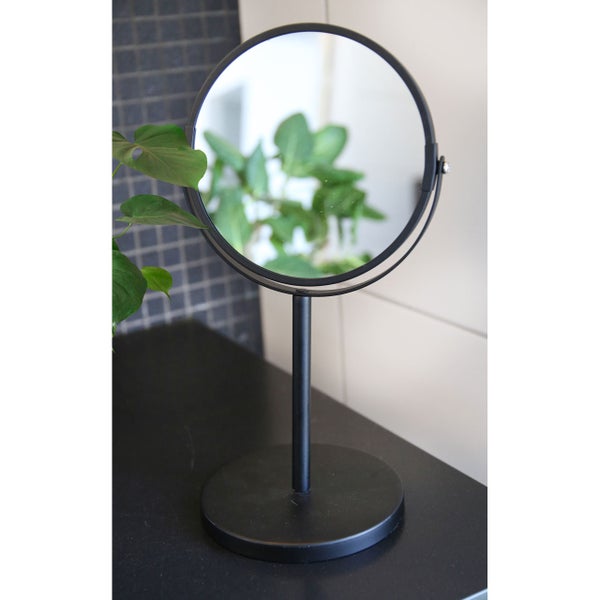 Runder Kosmetikspiegel mit Standfuß auf einem Waschtisch