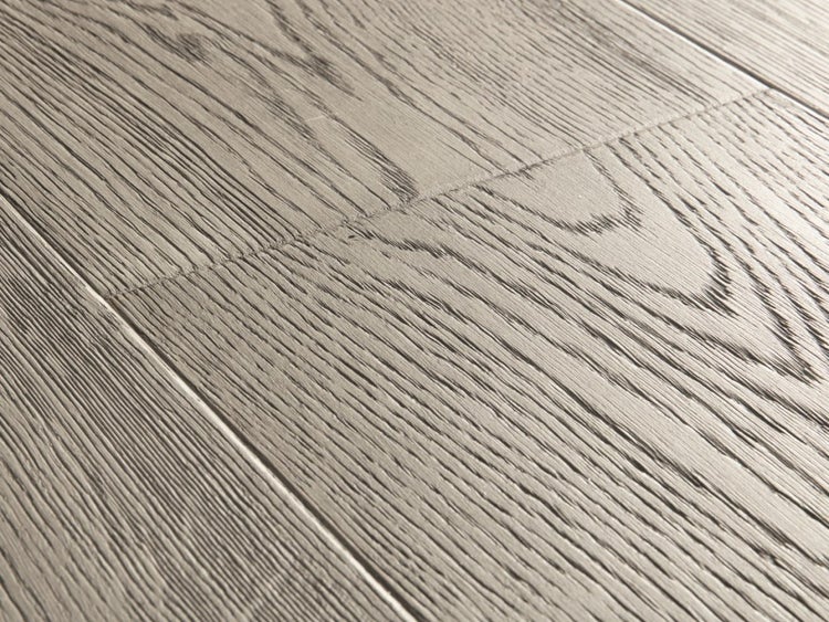 Laminatboden mit strukturierter Holzmaserung und V-Fuge in Nahaufnahme.