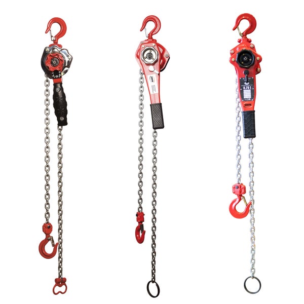 Drei Kettenzüge mit Haken und Ketten