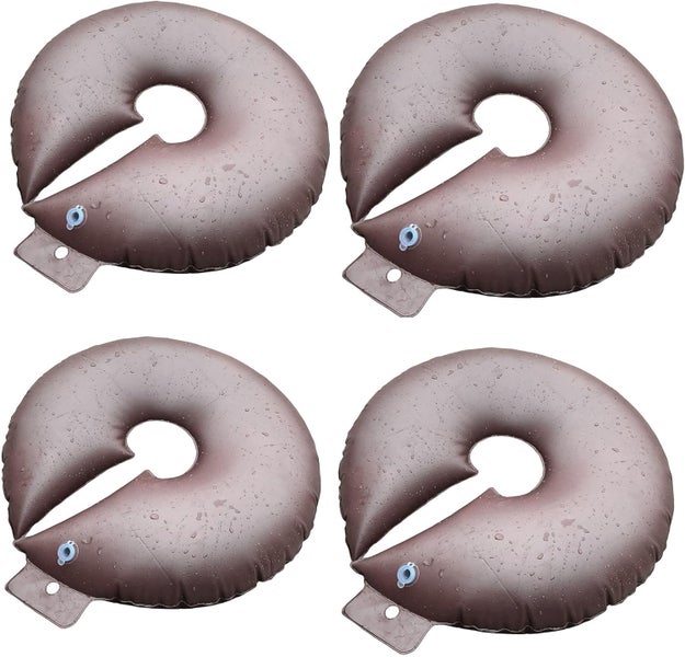 Set aus vier braunen, aufblasbaren Winterkissen für den Pool, rund mit Öffnung und Befestigungslasche.