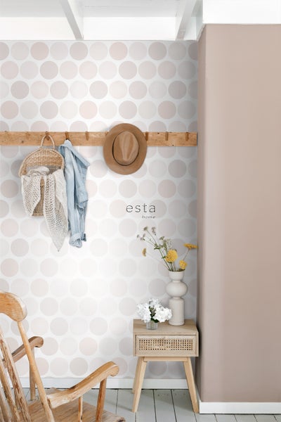 Helle Diele mit Punktmuster-Tapete, Garderobe, Dekorationen und Holzmöbeln für einen freundlichen Empfang.