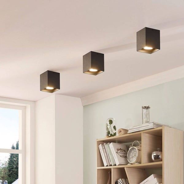 Drei kubische Deckenleuchten aus Metall in einem hellen Raum