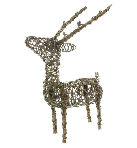 Dekorative Weihnachtsfigur in Form eines Rentiers aus geflochtenen Weidenzweigen zur weihnachtlichen Innendekoration.