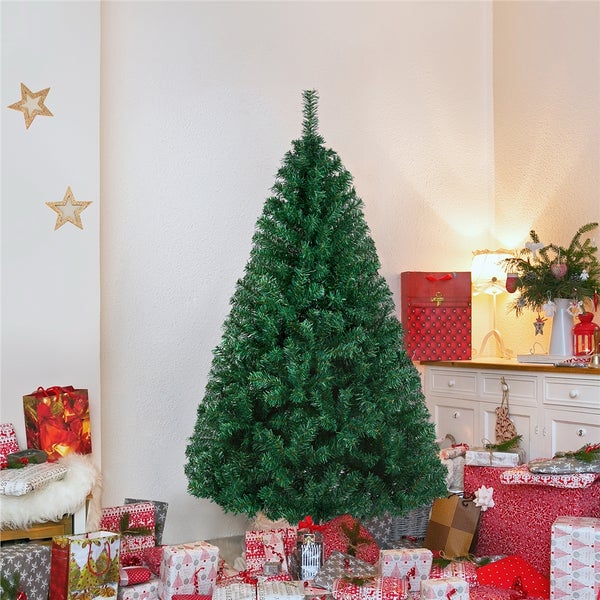 Dekorierter Weihnachtsbaum mit Geschenken im Wohnzimmer