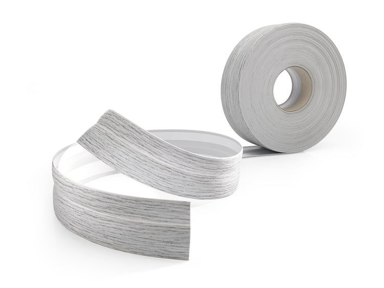 Eine Rolle mit Kantenanleimband in Holzoptik für die Möbelkantenbearbeitung.