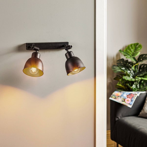 Wandleuchte mit zwei Strahlern im Wohnzimmer