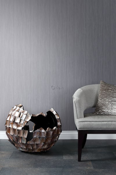 Dekoratives Arrangement mit Sessel, Vase und Tapete