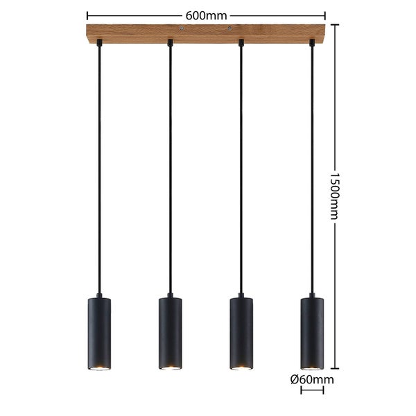 Vier schwarze Pendelleuchten beleuchten eine Wand