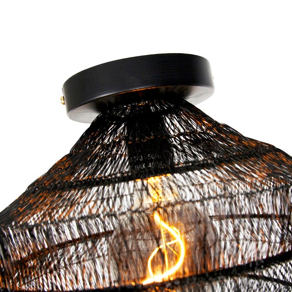 Deckenleuchte mit schwarzem Drahtgeflecht und Glühbirne