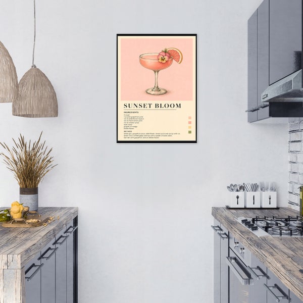 Wandbild mit Rezeptdruck eines Cocktails in moderner Küche mit Holz- und Küchenelementen.