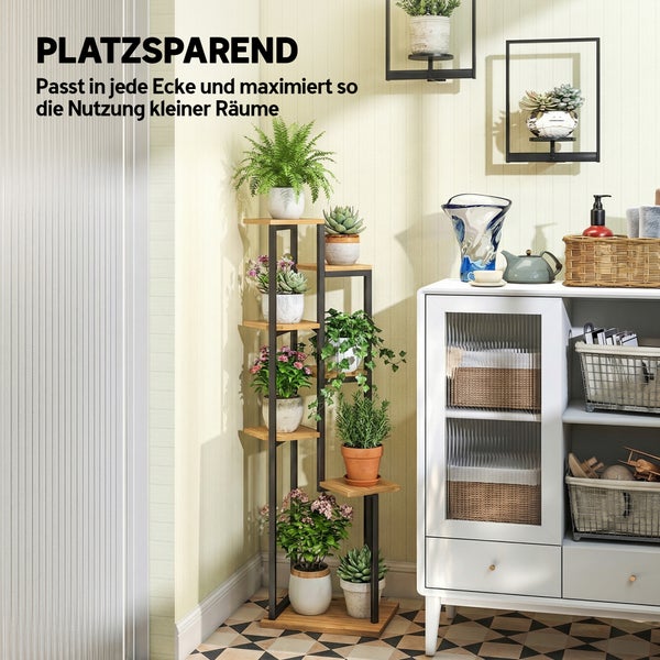 Platzsparendes mehrstufiges Pflanzregal mit schwarzem Metallgestell und Holzböden, platziert in einer Zimmerecke mit verschiedenen Topfpflanzen.