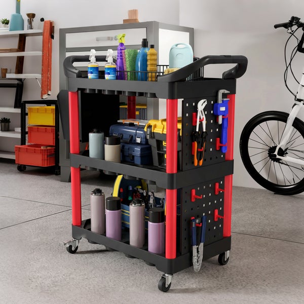 Mobiler Werkstattwagen aus Kunststoff mit drei Etagen und Lochwand zur Werkzeugaufbewahrung in einer Garage.