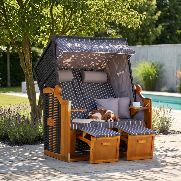 Strandkorb aus Holz und Geflecht mit gestreiften Polstern, ausziehbaren Fußstützen und Klapptischen auf einer Terrasse am Pool.