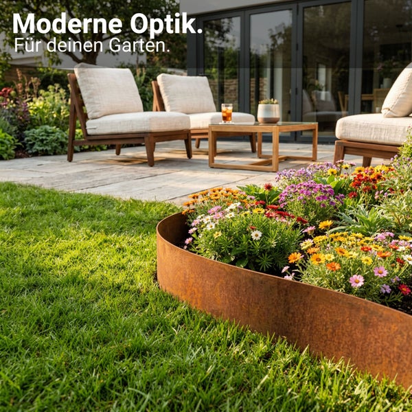 Moderne Gartenanlage mit einer Rasenkante aus Metall, einem bepflanzten Blumenbeet, Holzmöbeln auf einer Steinterrasse und einer Rasenfläche.