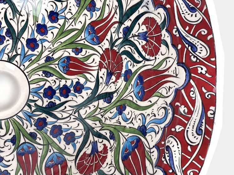 Detailansicht eines Waschbeckens mit Blumenmuster