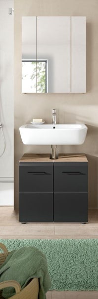 Badezimmer-Set mit dreitürigem Spiegelschrank, weißem Keramikwaschbecken und Unterschrank mit Holzoberfläche und dunklen Fronten.