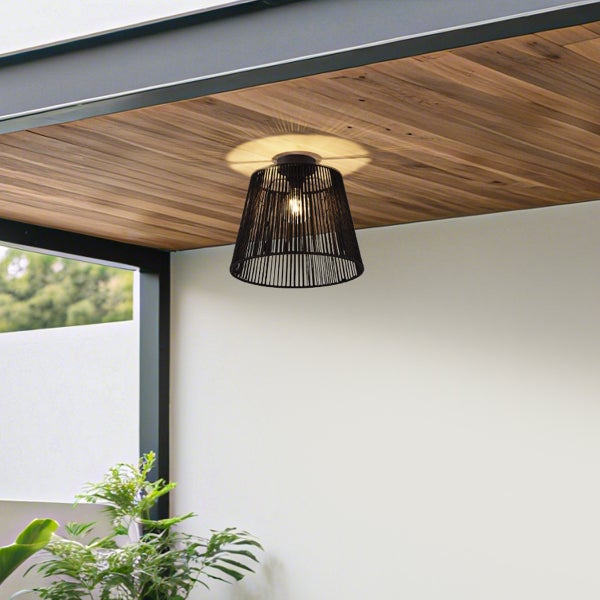 Moderne Außen-Deckenleuchte in Schwarz mit Drahtschirm, montiert an einer Holzdecke im Außenbereich.