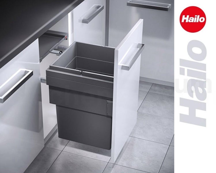 Ausziehbarer Abfalleimer von Hailo eingebaut in einen weißen Küchenunterschrank mit silbernem Griff.