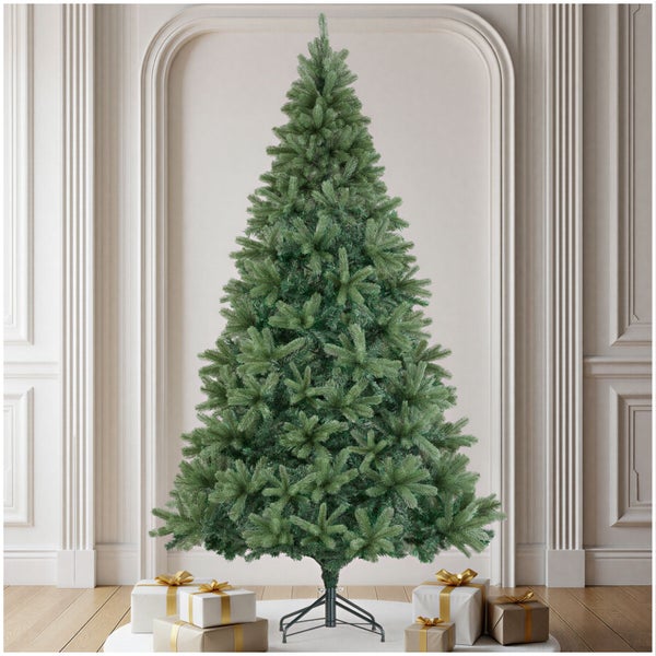 Ein künstlicher Weihnachtsbaum steht vor einer Wand mit Zierleisten und wird von mehreren verpackten Geschenken auf dem Boden umrahmt.