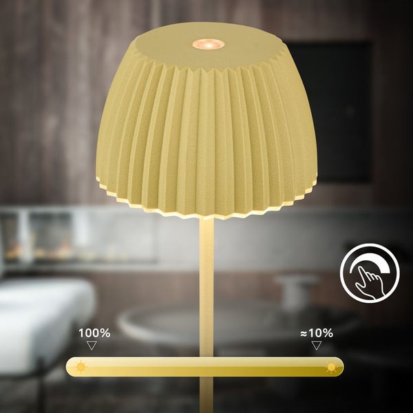 Wohnzimmer mit Sofa, Regal, Tischleuchte und Dekorationen für gemütliches Ambiente