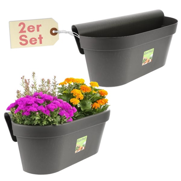 Set mit 2 anthrazitfarbenen GarPet Balkonkästen aus Kunststoff mit GarPet Logo, ein Kasten mit rosa und orangefarbenen Blumen bepflanzt.