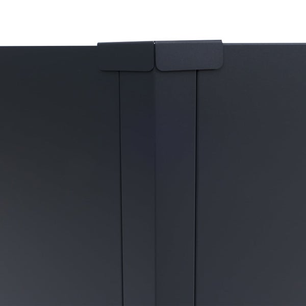 Detailaufnahme einer schwarzen Metalleckverbindung für Sichtschutzelemente.