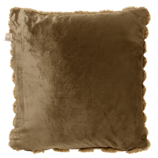 Quadratisches braunes Zierkissen in Samtoptik mit weichem Fransensaum und Dutch Decor Logo.