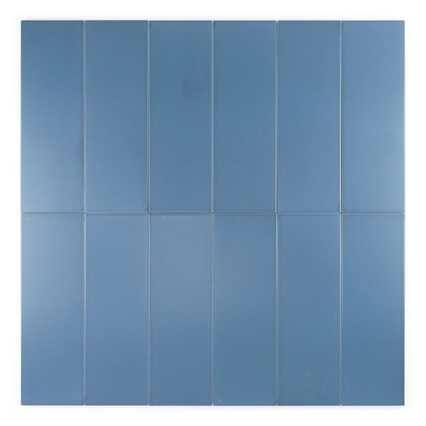 Rechteckige Wandfliesen in matter Optik angeordnet als quadratische Fläche.