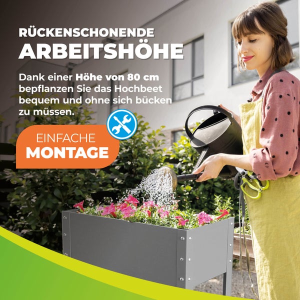 Eine Frau gießt Blumen in einem grauen Hochbeet mit 80 Zentimeter Arbeitshöhe. Text verweist auf einfache Montage.