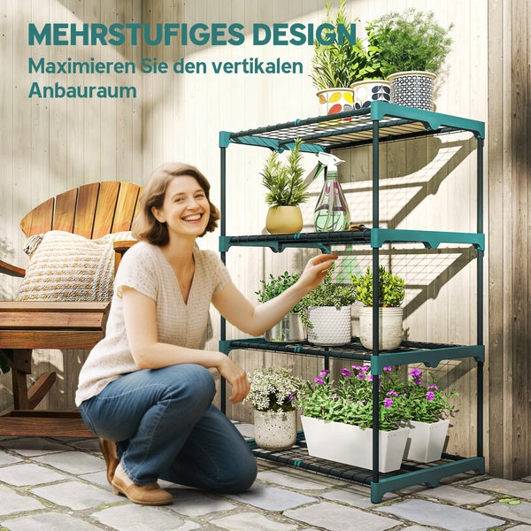 Frau kniet neben einem Pflanzenregal mit vier Ebenen auf einer Terrasse mit verschiedenen Topfpflanzen und Kräutern.