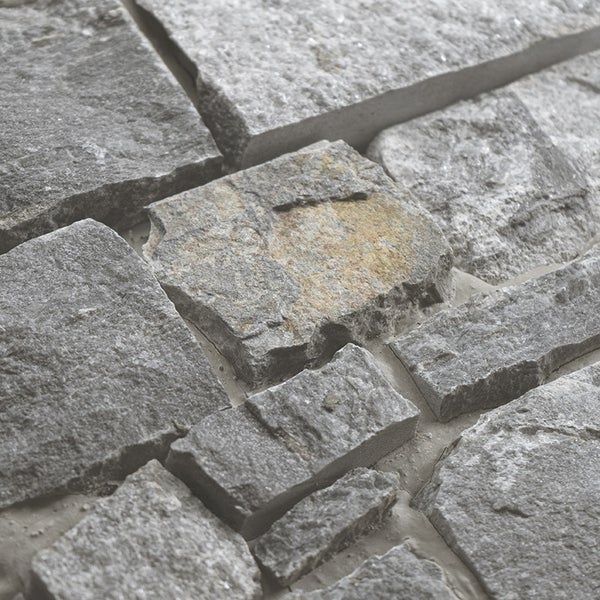 Natursteinmauerwerk mit unregelmäßigen Steinen für eine rustikale Fassadenverkleidung oder Wandgestaltung.