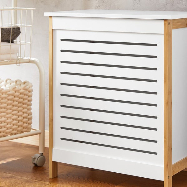 Badezimmerschrank aus Bambus mit horizontalen Schlitzen in der Tür