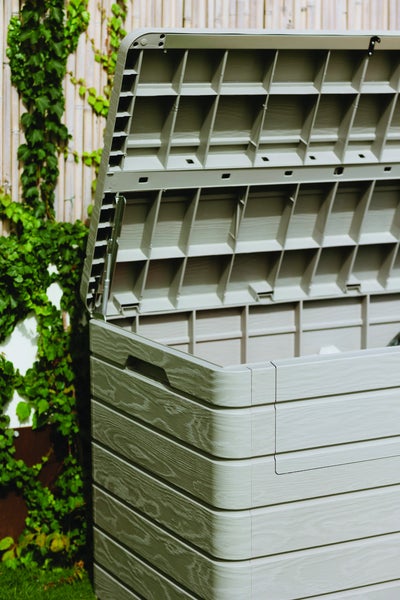 Geöffnete Gartenbox zur Aufbewahrung im Außenbereich