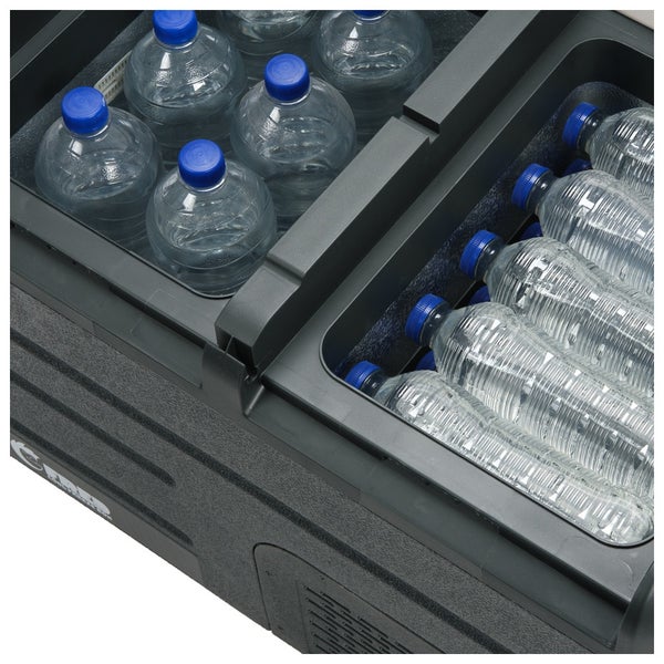 Elektrische Kühlbox mit zwei Fächern, gefüllt mit Wasserflaschen aus Kunststoff.