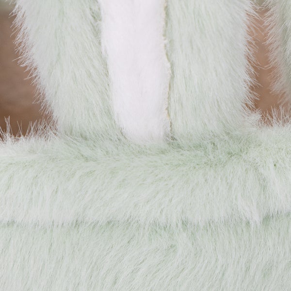 Nahaufnahme eines Teppichs mit Kunstfell