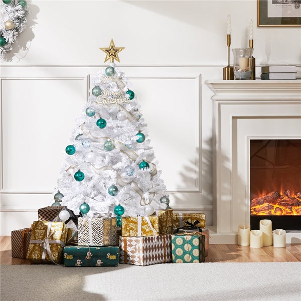 Weihnachtsszene mit geschmücktem, weißem Weihnachtsbaum, Geschenken und Kamin