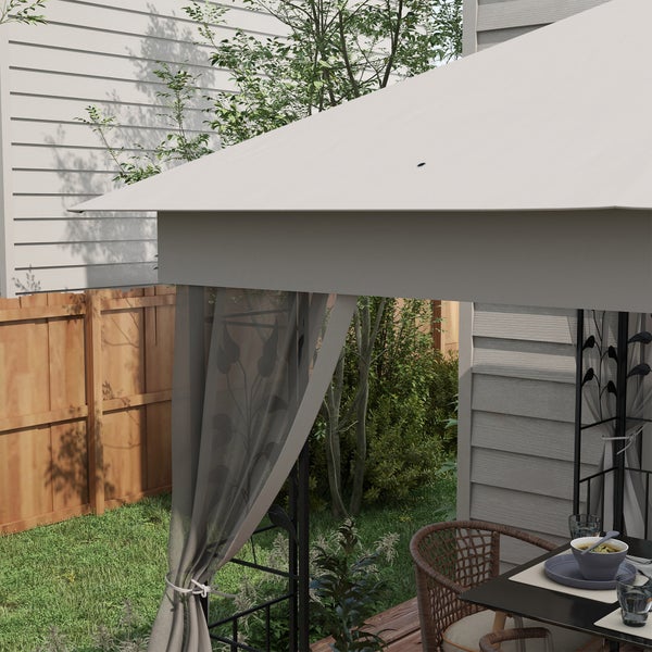 Gartenpavillon mit Stoffdach und gemusterten Vorhängen auf einer Terrasse im Garten mit Sitzgelegenheit und gedecktem Tisch.