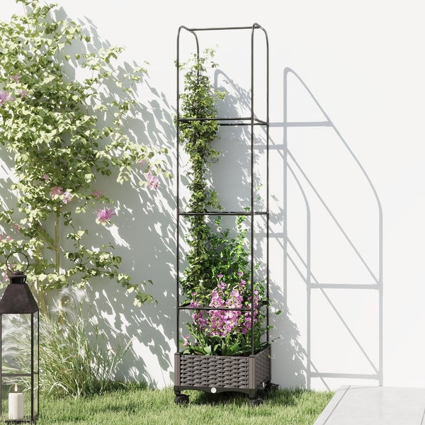 Moderne Rankhilfe aus Metall mit fahrbarem Pflanzkübel in Korboptik im hellen Außenbereich. Bepflanzt mit Efeu und Blumen auf einer Rasenfläche.