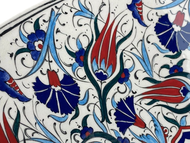 Keramikfliese mit floralem Muster