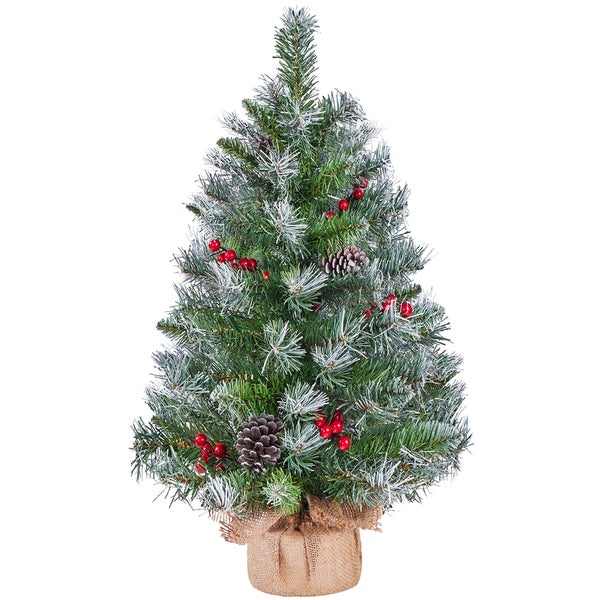 Dekorativer Weihnachtsbaum mit Schnee, roten Beeren und Zapfen in Jute-Basis