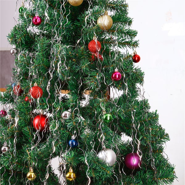Dekorierter Weihnachtsbaum mit Lametta und Christbaumkugeln