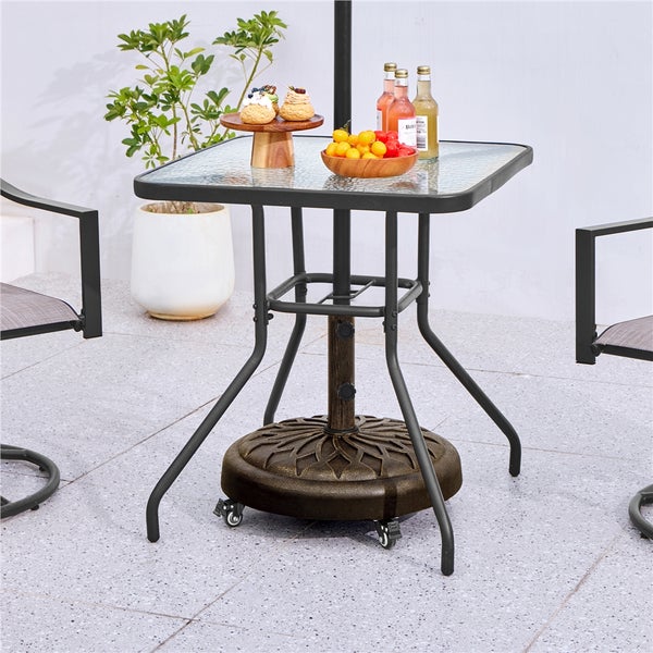 Quadratischer Gartentisch mit Glasplatte, Getränken und Rollen