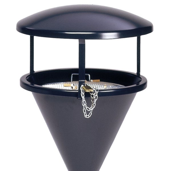 Trichterförmiger Standaschenbecher aus Metall mit Regenschutzdach und Sicherungskette.