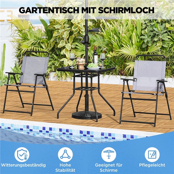 Gartenset mit quadratischem Tisch inklusive Schirmloch und zwei Klappstühlen auf Holzterrasse am Pool. Witterungsbeständig, stabil und pflegeleicht.