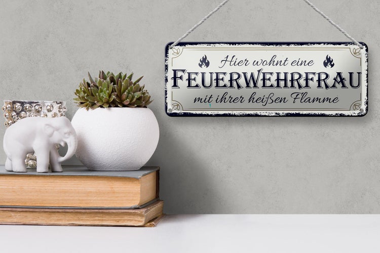 Blechschild Spruch 27x10cm Hier wohnt eine Feuerwehrfrau Dekoration